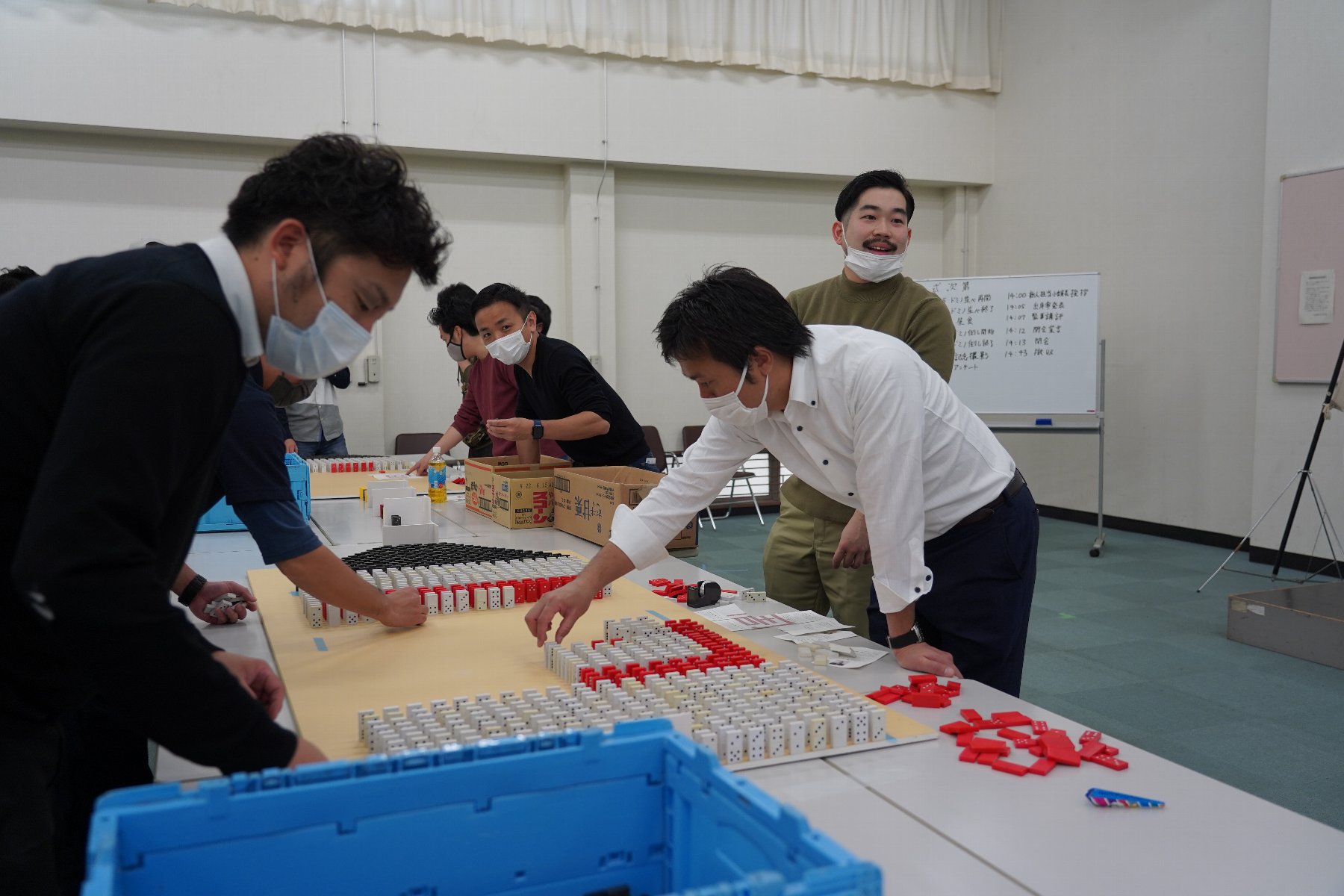 新人担当小委員会事業「並べて繋げて絆を強化 懇親ドミノ倒し」事業報告